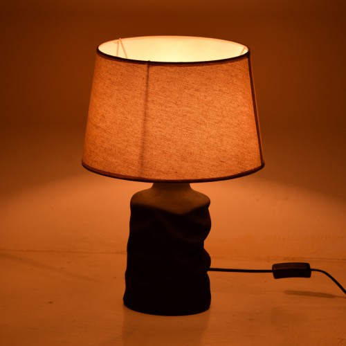 Επιτραπέζιο φωτιστικό Wabbi Inart Ε27 κεραμικό σε μαύρο-μπεζ απόχρωση Φ28x41εκ Διακόσμηση - Φως - Χαλιά Επιτραπέζιο φωτιστικό Wabbi Inart Ε27 κεραμικό σε μαύρο-μπεζ απόχρωση Φ28x41εκ Διακόσμηση - Φως - Χαλιά