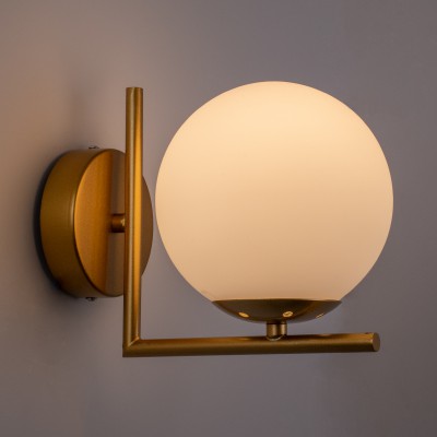 GloboStar® JADA 01426 Μοντέρνο Φωτιστικό Τοίχου Απλίκα Μονόφωτο Μεταλλικό Χρυσό με Λευκό Ματ Γυαλί Μ15 x Π21.5 x Υ18cm Διακόσμηση - Φως - Χαλιά