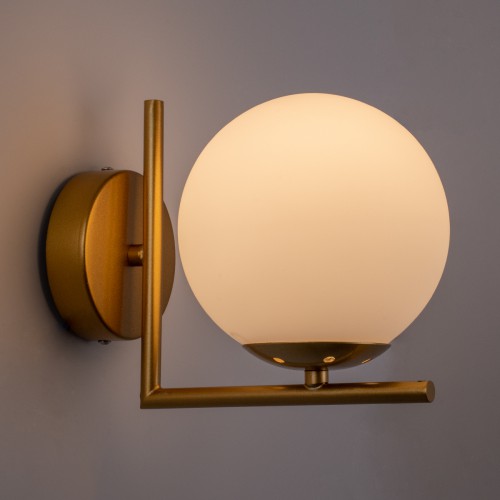 GloboStar® JADA 01426 Μοντέρνο Φωτιστικό Τοίχου Απλίκα Μονόφωτο Μεταλλικό Χρυσό με Λευκό Ματ Γυαλί Μ15 x Π21.5 x Υ18cm Διακόσμηση - Φως - Χαλιά